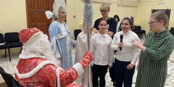 Дети рассказывают стихи Деду Морозу. Праздник устроил наркологический центр